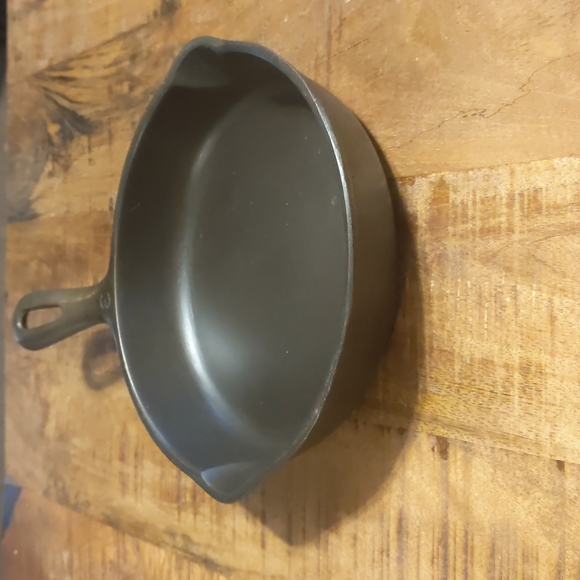 Vintage Unmarked Wagner Cast Iron Skillet, #3 - Picture 8 of 12